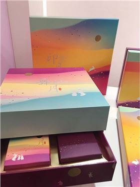 【色彩鲜艳的】高档月饼包装盒定制制作