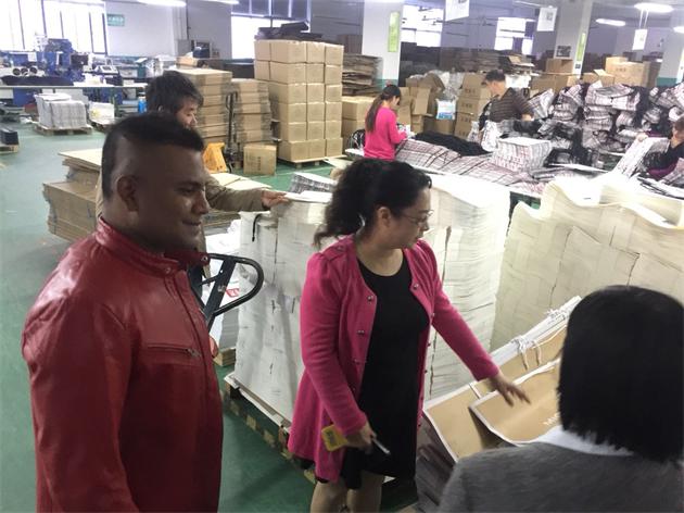 斯里兰卡大使参观樱美包装纸袋车间.jpg