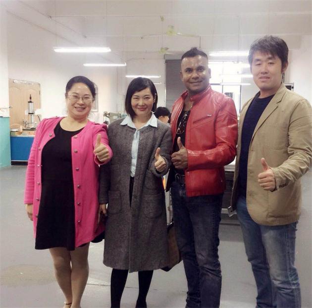 斯里兰卡大使参观礼盒车间.jpg